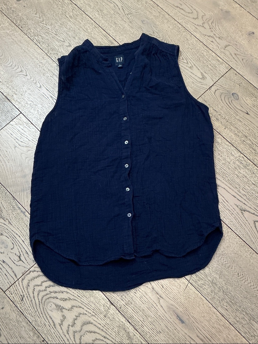 Woman’s GAP Navy crinkle cotton button sleeveless shirt. Large Tall. Gently worn